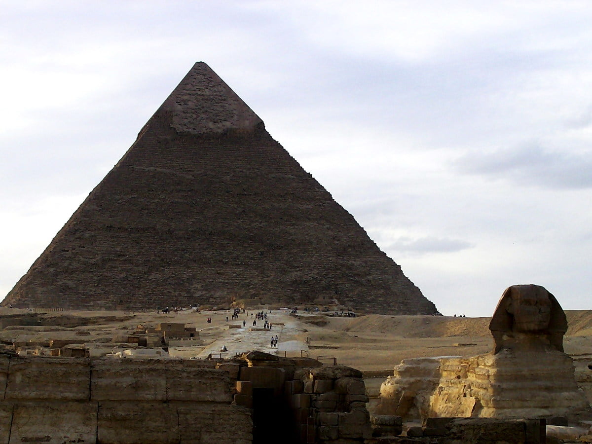 Edificio in pietra e Piramide di Chefren (Remaya Square, Egitto) : gratis immagini sfondi
