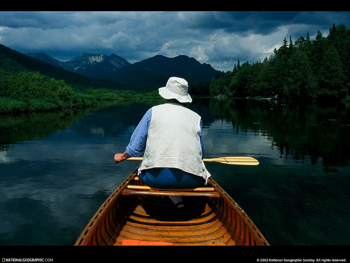 Uomo seduto in barca sul fiume : HD sfondo