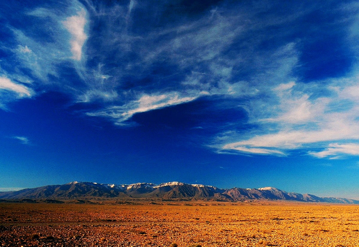 Campo e montagna del deserto (Africa) — HD sfondo 1600x1100