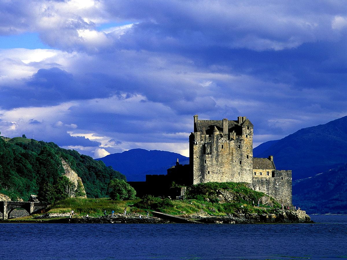 Castello e grande lago con montagna (Eilean Donan, Dornie, Scozia, Regno Unito) — gratis sfondo 1600x1200