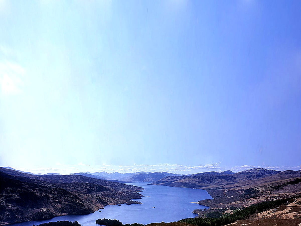 1600x1200 immagine di sfondo - lago e montagna (Loch Katrine, Scozia, Regno Unito)