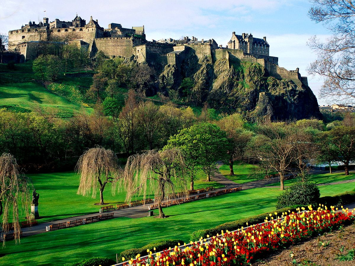 Castello sul campo coperto di erba (Scozia) — sfondo