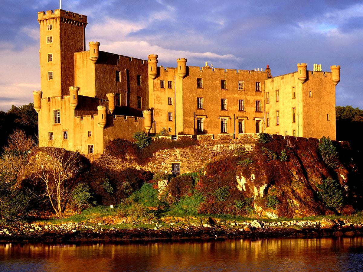 Castello circondato dal fiume (Castello di Dunvegan, Dunvegan, Scozia, Regno Unito) - immagine di sfondo 1600x1200