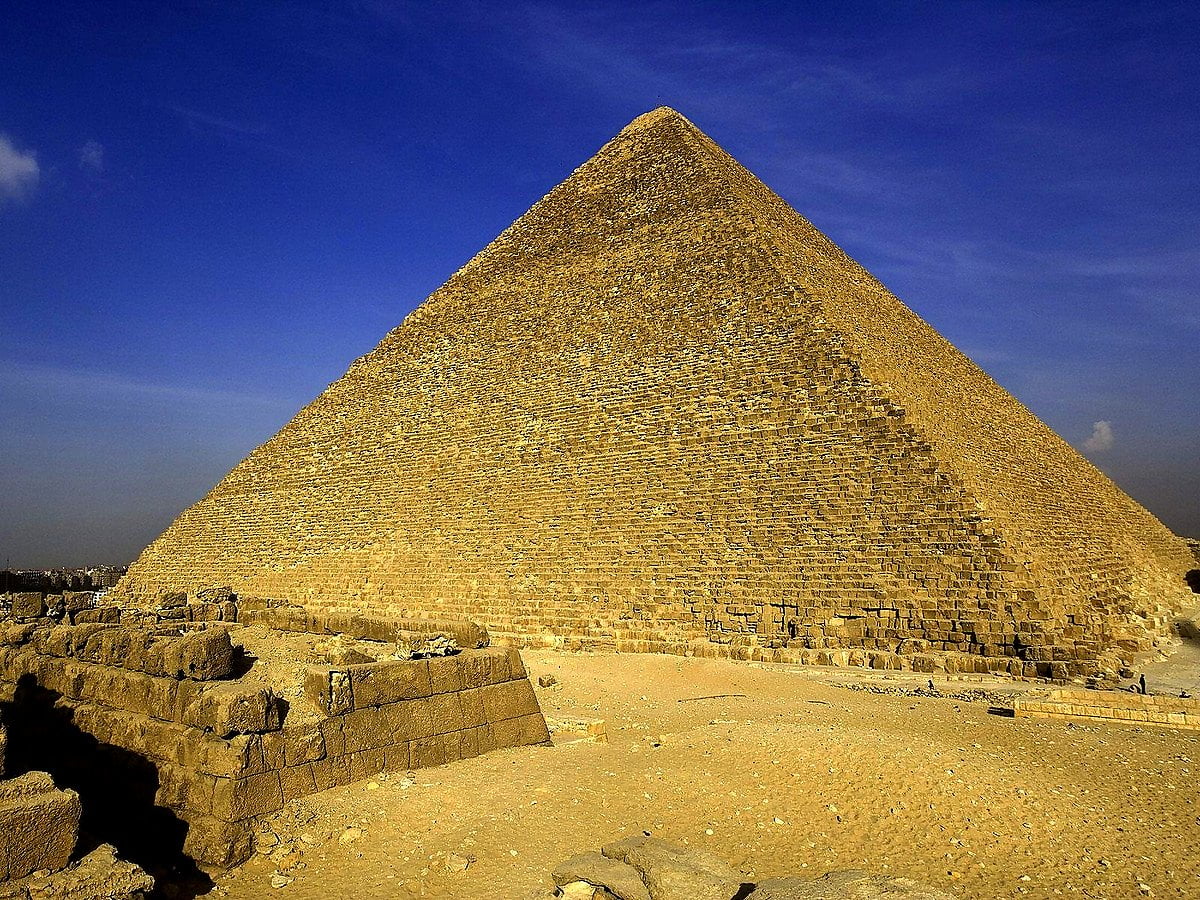 Grande paesaggio desertico e Grande Piramide di Giza (Remaya Square, Egitto) / gratis HD sfondi 1600x1200