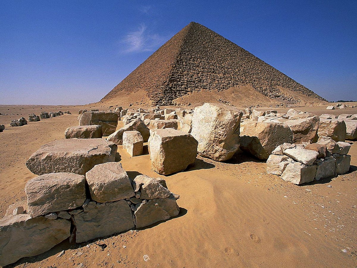 Costruzione in pietra e montagna (Piramide rossa, Minshat Dahshur, Egitto) — HD sfondo 1600x1200