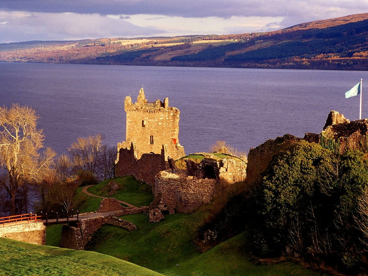 Castello sulla collina che domina il lago e il castello di Urquhart (Drumnadrochit, Scozia, Regno Unito) - gratis immagine di sfondo 1600x1200