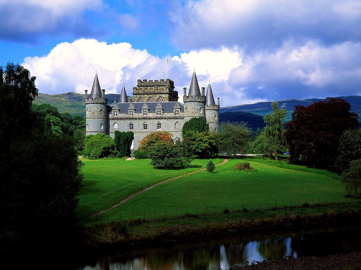Castello circondato dal fiume e dal castello di Balmoral (Castello di Inveraray, Inveraray, Scozia, Regno Unito) / gratis sfondo dello schermo 1600x1200