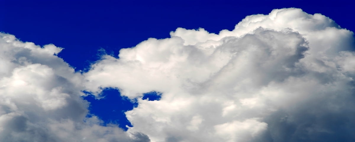 Nuvola nel cielo nuvoloso blu / sfondo 2560x1024