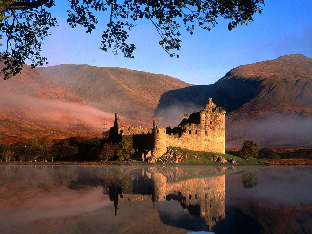 Castello e montagna (Castello di Kilchurn, Loch Awe, Scozia, Regno Unito) — foto di sfondo
