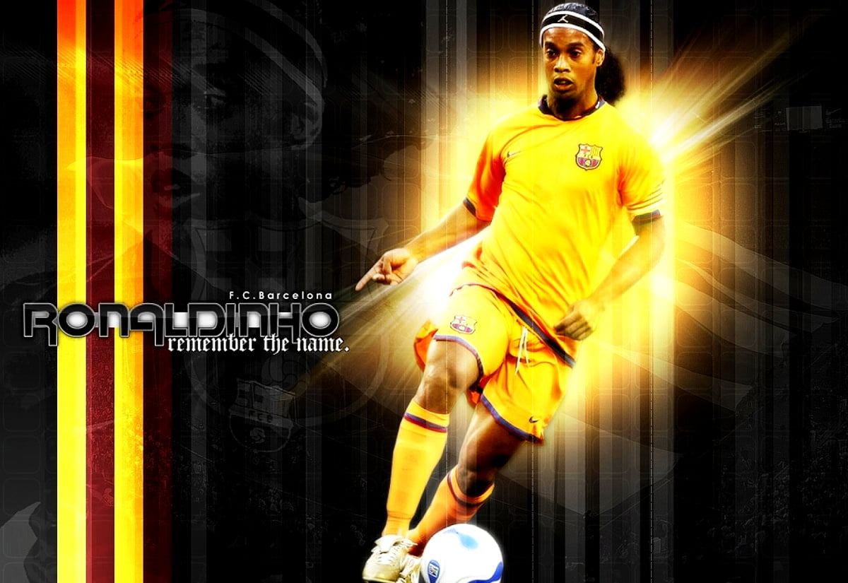 Immagine di sfondo - Ronaldinho con palla gialla (1600x1100)