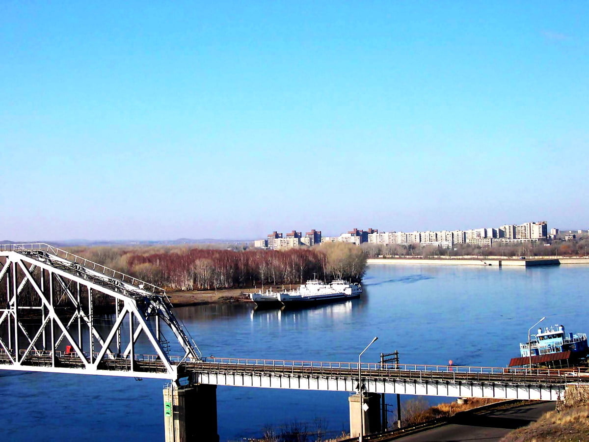 Treno attraversando il ponte sul fiume — gratis HD immagine di sfondo