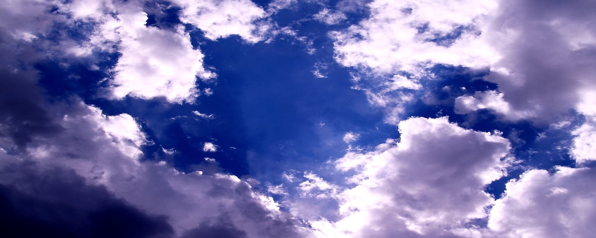 Sfondi — nuvole nel cielo nuvoloso blu