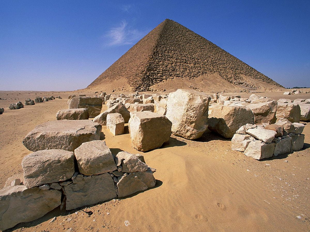 : grande edificio in mattoni e montagna (Piramide rossa, Minshat Dahshur, Egitto)