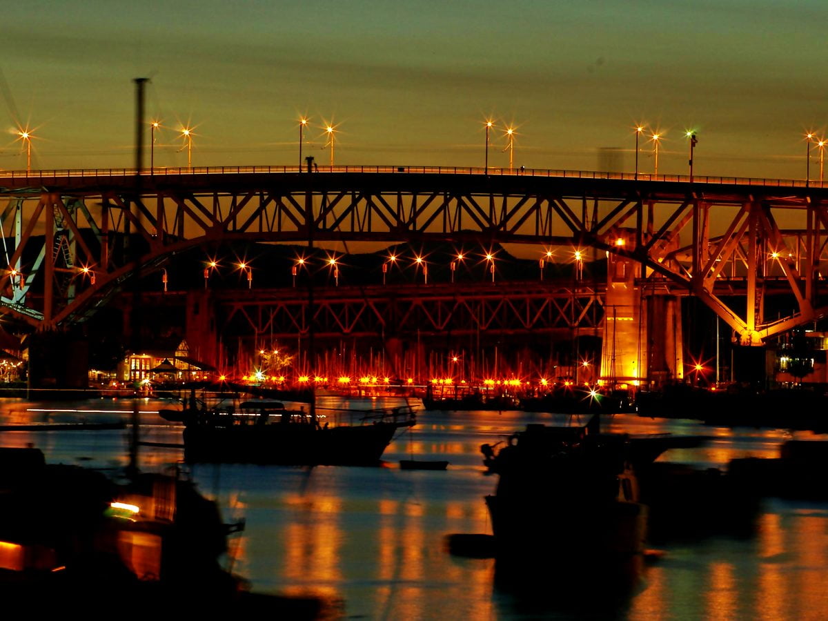 Treno attraversando il ponte sul fiume — gratis immagine di sfondo 1600x1200