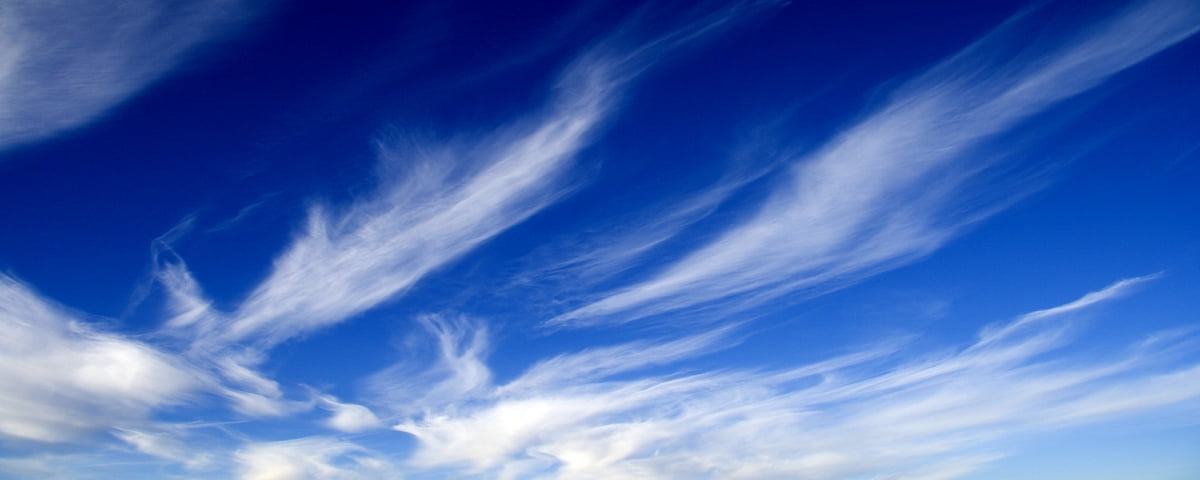 Nuvole nel cielo nuvoloso blu — HD sfondo 2560x1024