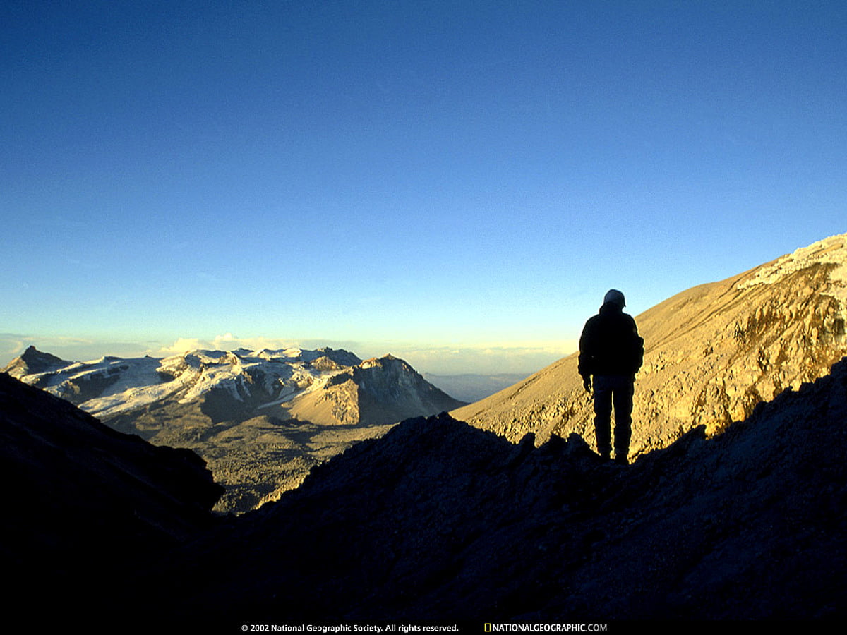 Persona in piedi sulla montagna coperta di neve : gratis immagine di sfondo